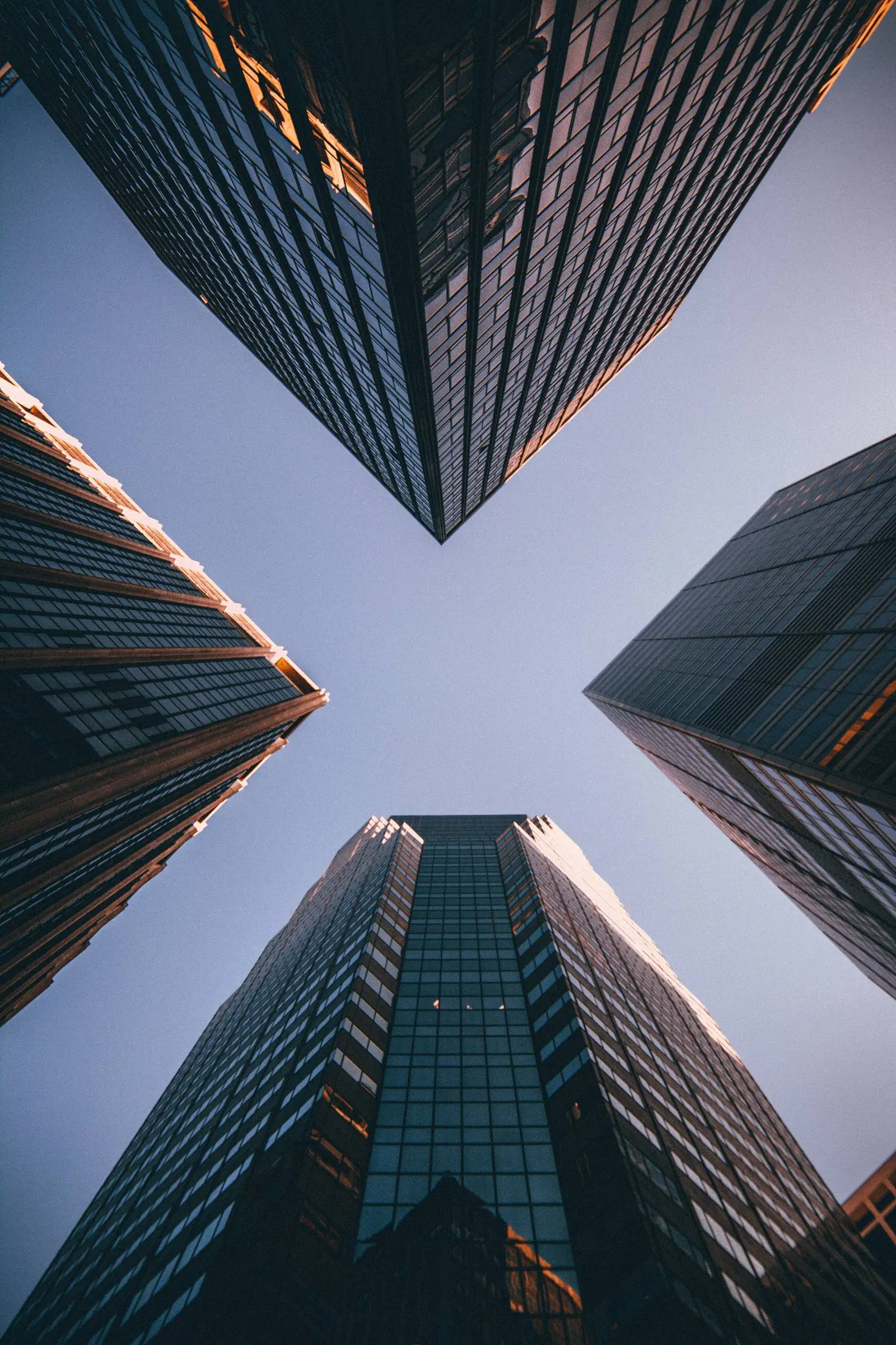 Vista de edifícios em perspectiva, representando segurança jurídica patrimonial no ABC Paulista