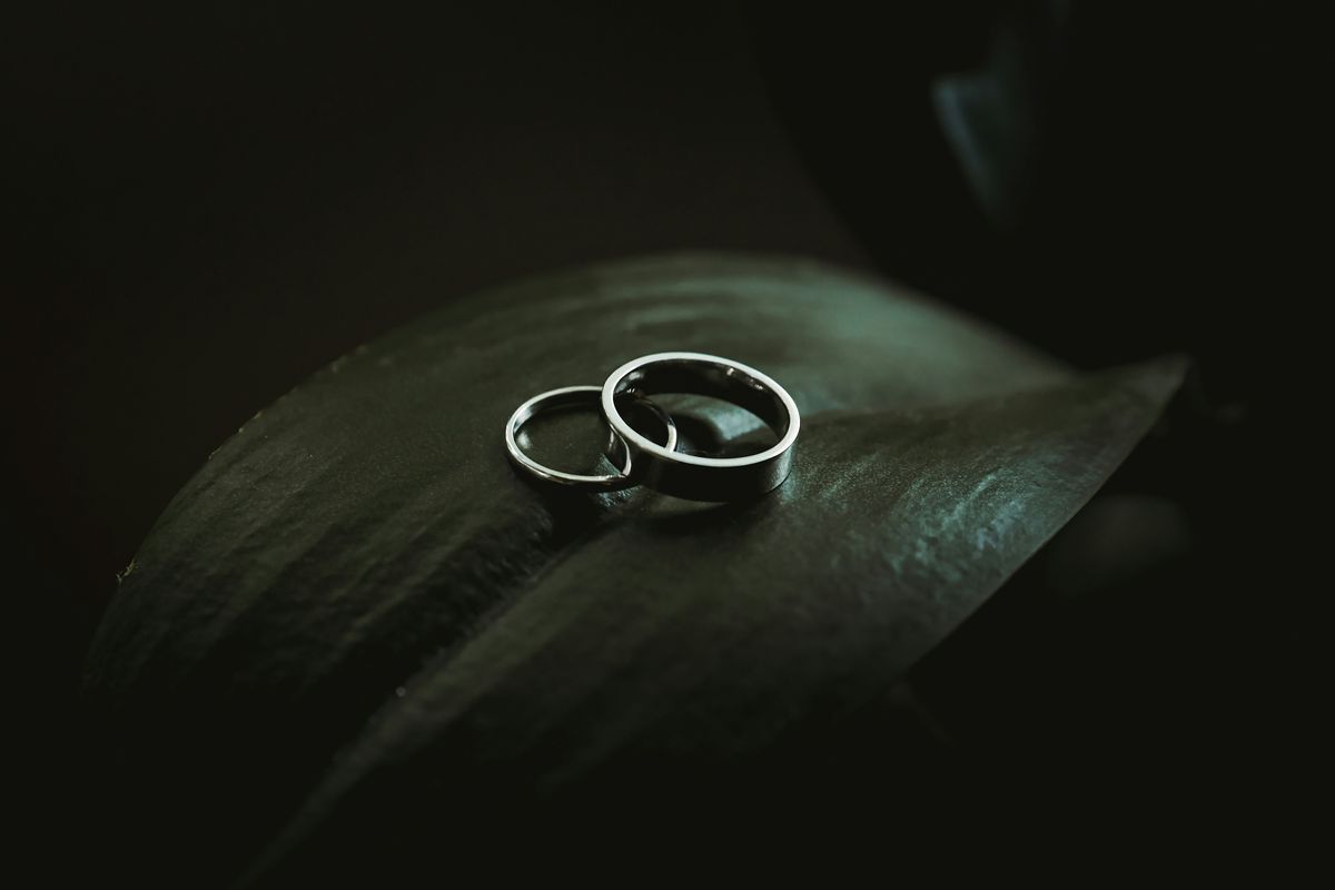 Alianças de casamento sobre mesa, contexto de direito de família e união estável
