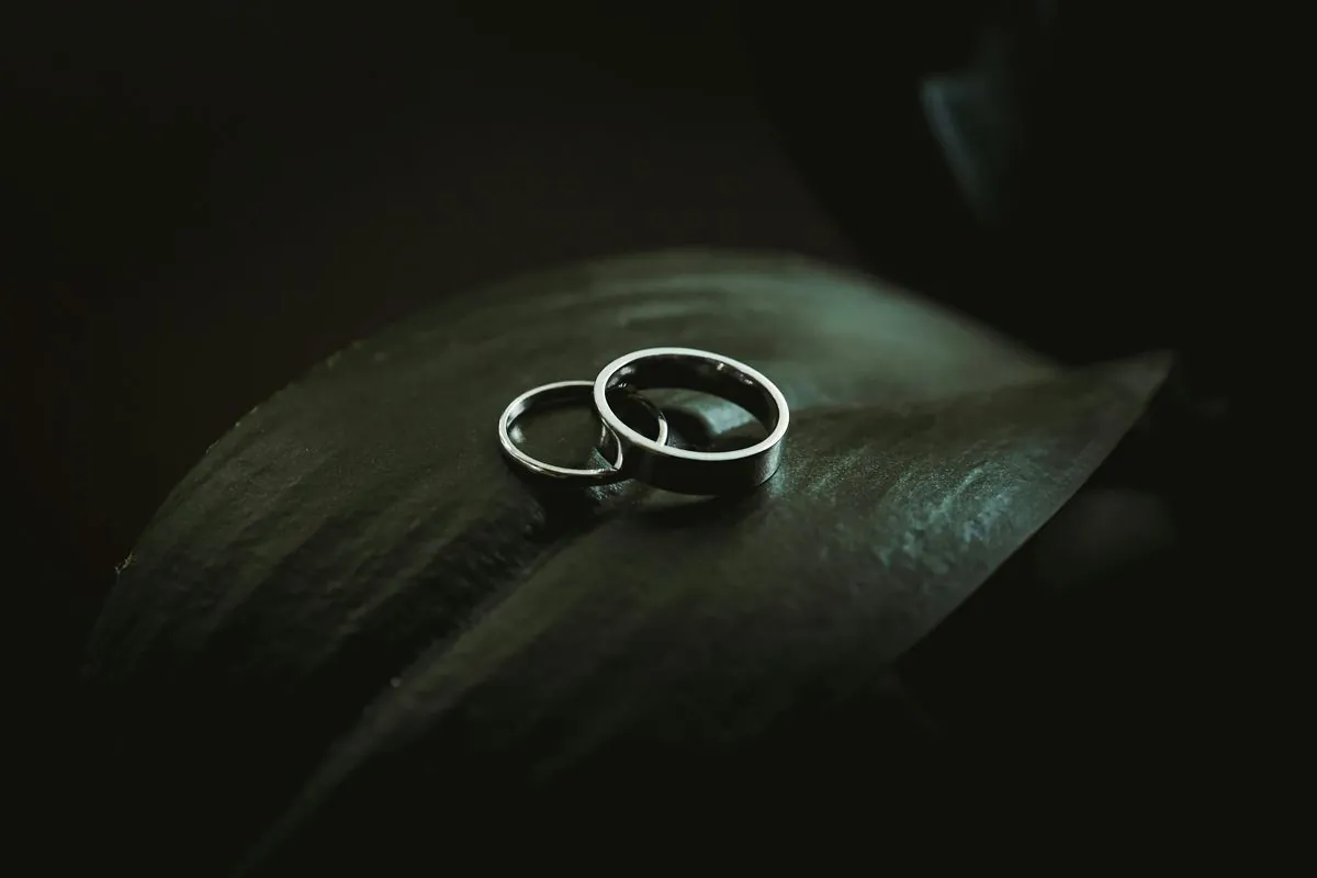 Alianças de casamento sobre mesa, contexto de direito de família e união estável